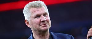 ARCHIV - 16.10.2022, Bayern, München: Fußball: Bundesliga, 10. Spieltag, Bayern München - SC Freiburg, Allianz Arena: Der ehemalige Fußballprofi Stefan Effenberg steht vor dem Spiel im Stadion. Der frühere Bayern-Kapitän erwartet für die anstehende Bundesligasaison einen Mehrkampf um die Meisterschaft. (zu dpa: «Effenberg: Bayern-Konkurrenten haben «sehr gut eingekauft»») Foto: Tom Weller/dpa +++ dpa-Bildfunk +++