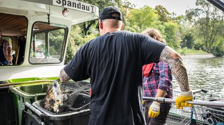 Die Crew sortiert den Müll in die üblichen Mülltonnen ein.