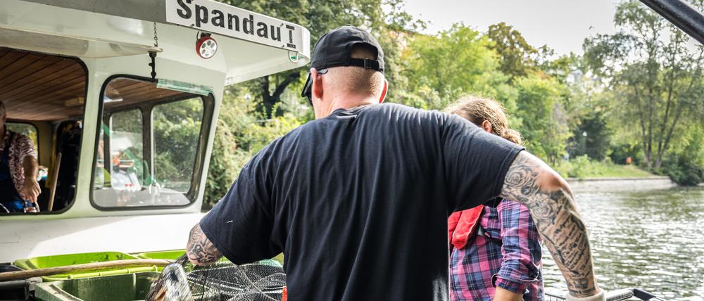 Die Crew sortiert den Müll in die üblichen Mülltonnen ein.