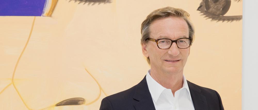 Galerist Thaddaeus Ropac vor einem Bild von Alex Katz. 