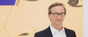 Galerist Thaddaeus Ropac vor einem Bild von Alex Katz. 