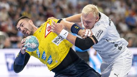 Jeder Zentimeter zählt. Mannheims Jannik Kohlbacher (l) im Duell mit Kiels Patrick Wiencek