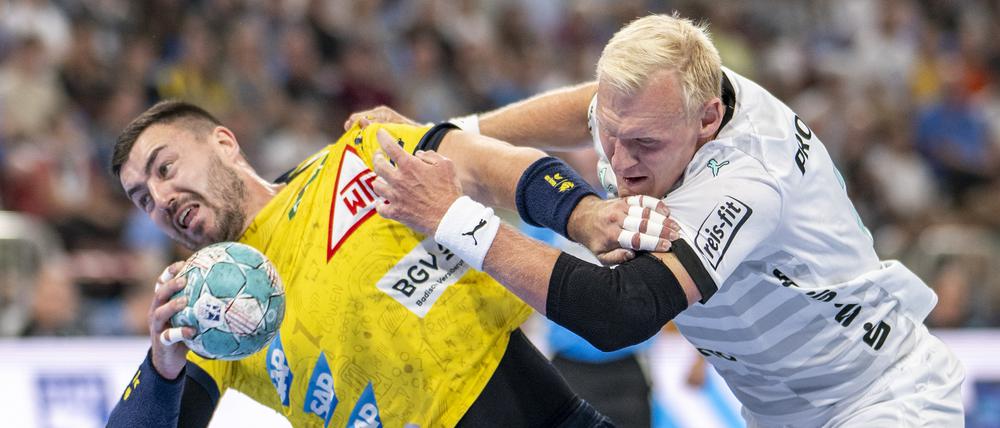 Jeder Zentimeter zählt. Mannheims Jannik Kohlbacher (l) im Duell mit Kiels Patrick Wiencek