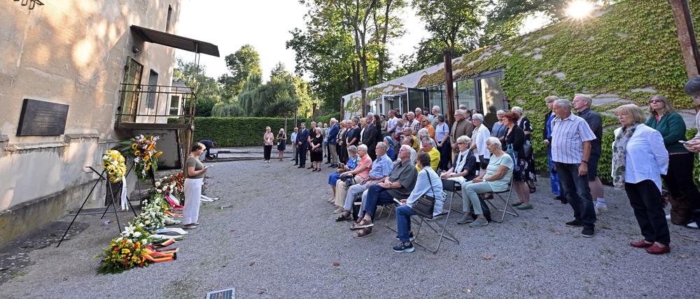 Nach dem stillen Gedenken mit Blumenkränzen in der Leistikowstraße mussten die Gäste zur Villa Lepsius wechseln.