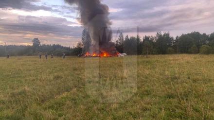 Dieses Bild aus einem von Ostoroschno Nowosti veröffentlichten Video zeigt die Absturzstelle eines Privatjets in der Nähe des Dorfes Kuschenkino in der Region Twer.