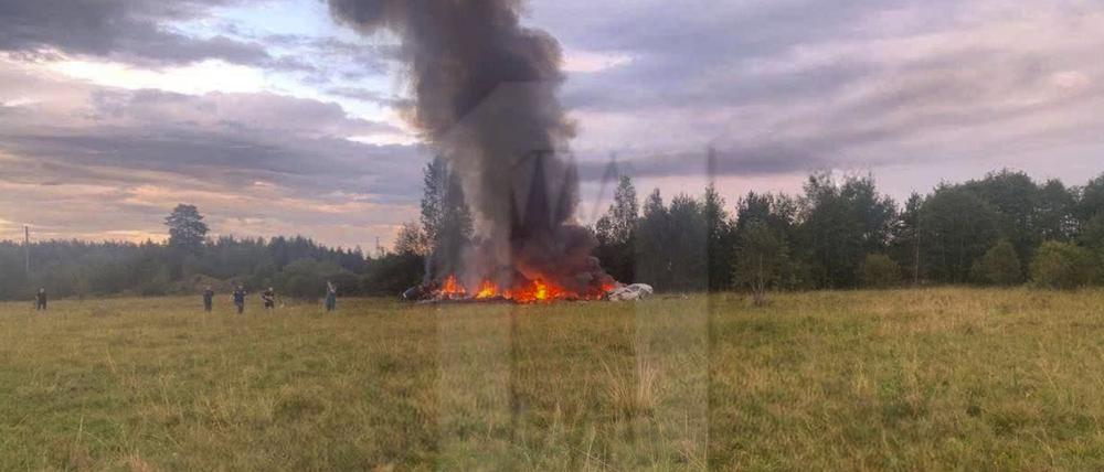 Dieses Bild aus einem von Ostoroschno Nowosti veröffentlichten Video zeigt die Absturzstelle eines Privatjets in der Nähe des Dorfes Kuschenkino in der Region Twer.