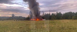 Dieses Bild aus einem von Ostoroschno Nowosti veröffentlichten Video zeigt die Absturzstelle eines Privatjets in der Nähe des Dorfes Kuschenkino in der Region Twer.