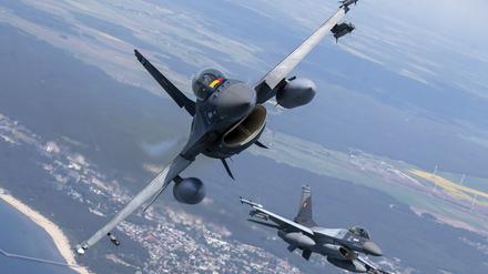 Ein Kampfjet von Typ F-16 der rumänischen Luftwaffe (Symbolbild)