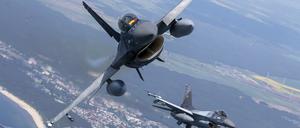 Ein Kampfjet von Typ F-16 der rumänischen Luftwaffe (Symbolbild)