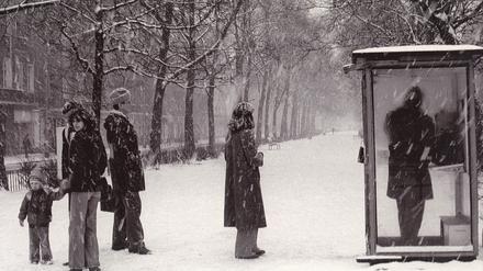 1985/86: Menschen auf dem Mittelstreifen der Warschauer Straße.