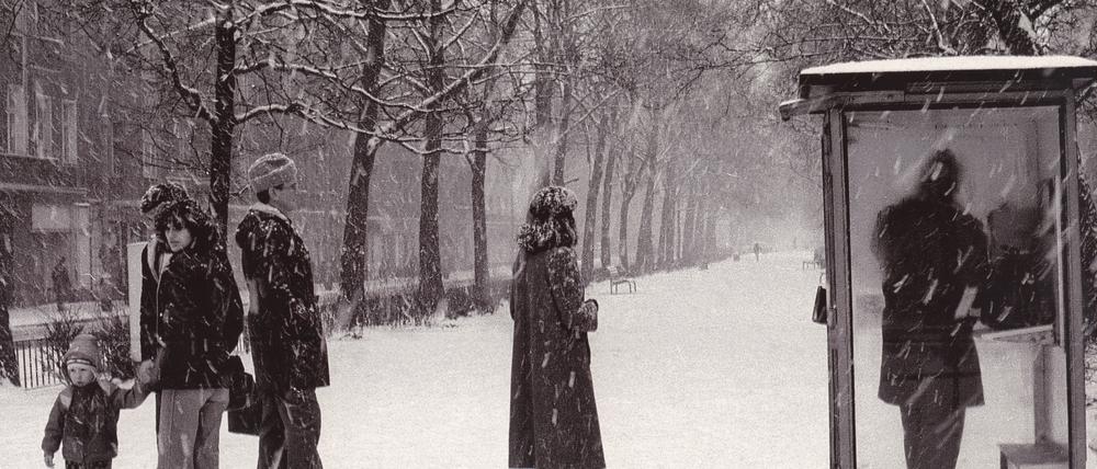 1985/86: Menschen auf dem Mittelstreifen der Warschauer Straße.
