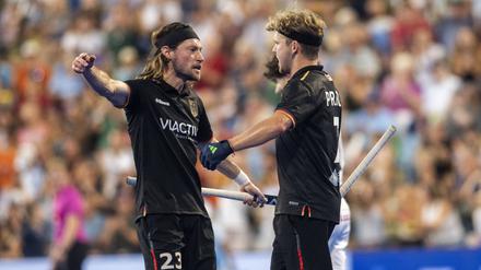 Martin Zwicker vom Berliner HC (links) darf über den Einzug ins Halbfinale der Hockey-EM jubeln.