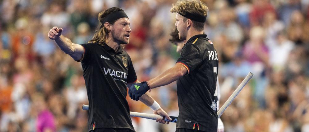 Martin Zwicker vom Berliner HC (links) darf über den Einzug ins Halbfinale der Hockey-EM jubeln.