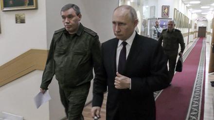 Dieses vom russischen Fernsehen RU-RTR zur Verfügung gestellten Videostandbild zeigt Wladimir Putin (r), Präsident von Russland, und Waleri Gerassimow, russischer Generalstabschef, die zu einem Treffen mit hochrangigen Kommandeuren gehen.
