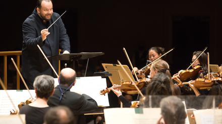 Dirigent Andris Nelsons kommt mit seinem Boston Symphony Orchestra nach Berlin. 