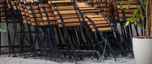 Eine Rückkehr zur vollen Mehrwertsteuer auf Essen in Restaurants zum Jahreswechsel könnte nach Einschätzung von Branchenbeobachtern zu mehr Pleiten in der Gastronomie führen.