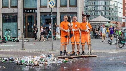 Sie kehren für uns. BSR-Mitarbeiter nach dem Christopher Street Day. 