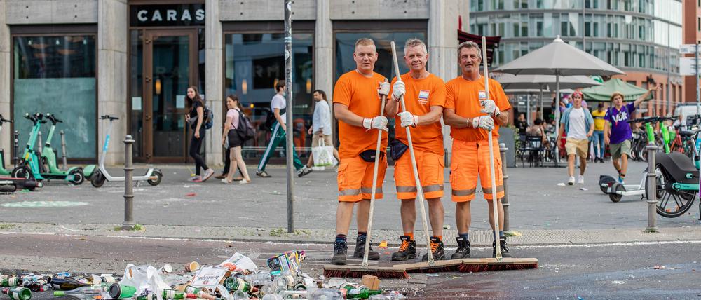 Sie kehren für uns. BSR-Mitarbeiter nach dem Christopher Street Day.