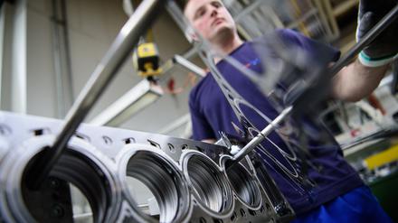 Ein Mitarbeiter des Autozulieferers ElringKlinger kontrolliert die Produktion der Zylinderkopfdichtungen.