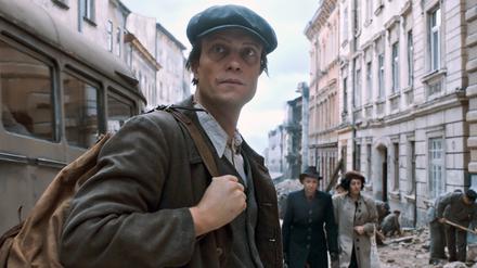 Max (August Diehl) schließt sich einer jüdischen Partisanengruppe an.  Ihr Ziel: Vergeltung für die getöteten Juden. 