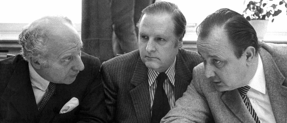 Karl-Hermann Flach 1972 als FDP-Generalsekretär, zwischen FDP-Chef Walter Scheel (links) und Hans-Dietrich Genscher, damals Innenminister.