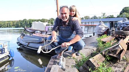 Plattbodenschiffer Andreas Linke mit seiner Tochter Jona.