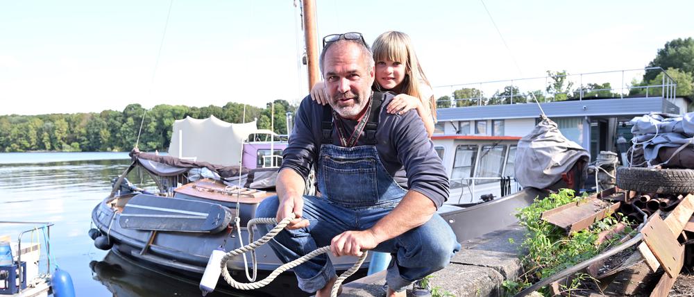 Plattbodenschiffer Andreas Linke mit seiner Tochter Jona.
