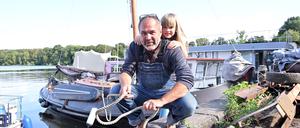 Plattbodenschiffer Andreas Linke mit seiner Tochter Jona.