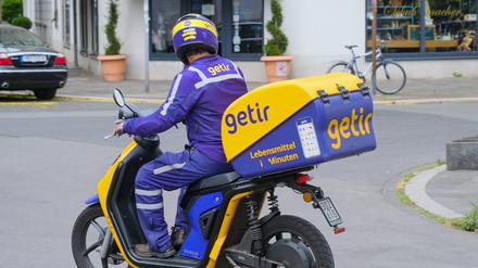 Ein Fahrer des Lieferdienstes Getir auf einem Elektromoped.