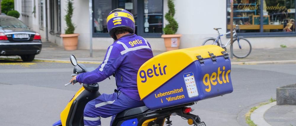 Ein Fahrer des Lieferdienstes Getir auf einem Elektromoped.