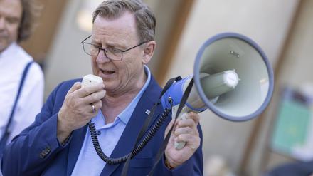 Bodo Ramelow singt die Nationalhymne nach eigener Aussage „mit Begeisterung“.