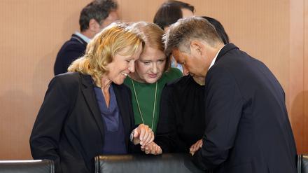 So vertraut treten Umweltministerin Steffi Lemke (l.), Familienministerin Lisa Paus und Vizekanzler Robert Habeck nicht immer auf.