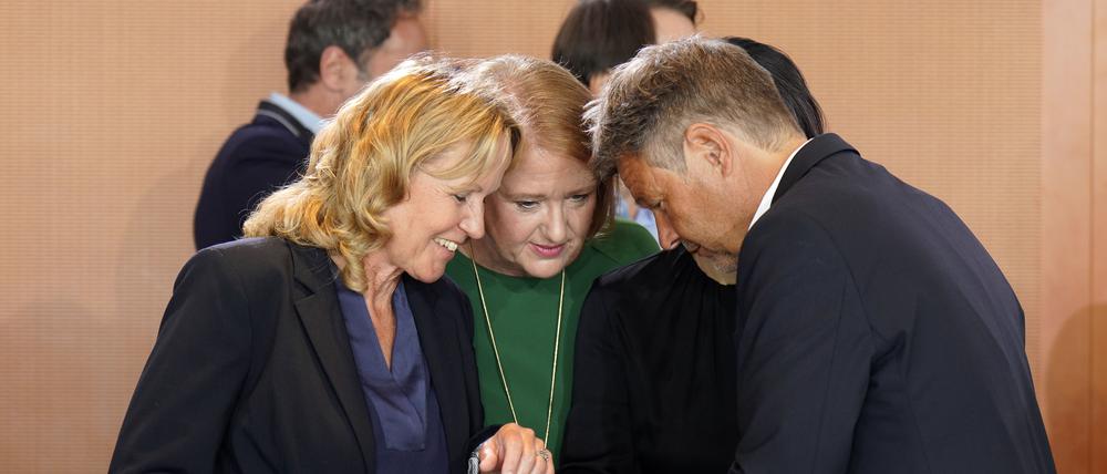 So vertraut treten Umweltministerin Steffi Lemke (l.), Familienministerin Lisa Paus und Vizekanzler Robert Habeck nicht immer auf.