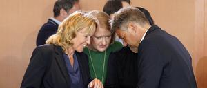 So vertraut treten Umweltministerin Steffi Lemke (l.), Familienministerin Lisa Paus und Vizekanzler Robert Habeck nicht immer auf.