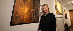 Natalia Chernoguz in ihrer Ausstellung „Where Birds Will Sing“ im Untergeschoss der Nikolaikirche.