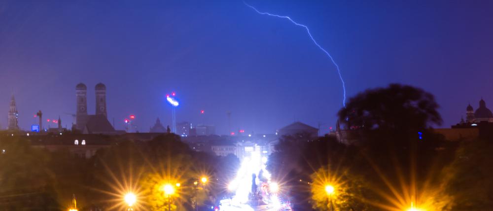 Blitze zucken über München.