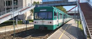 Mit einer Bahn made in GDR geht es zum Stadion.