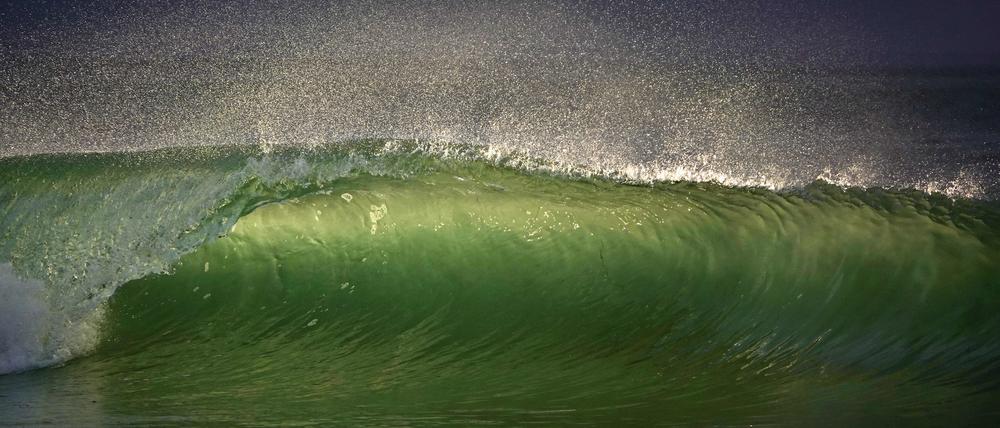 Eine Welle bricht, während die Sonne am Windansea Beach in der Gemeinde La Jolla in San Diego untergeht (Archivbild von 2021).