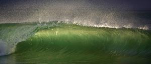 Eine Welle bricht, während die Sonne am Windansea Beach in der Gemeinde La Jolla in San Diego untergeht (Archivbild von 2021).