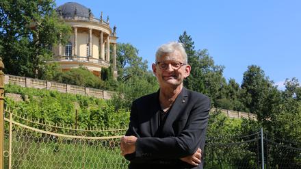 Volker Zimmermann, der Präsident des Lions Club Potsdam, am Königlichen Weinberg am Klausberg - eines der Förderprojekte des Clubs.