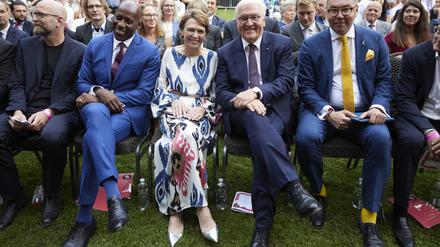 Kultursenator Joe Chialo, Elke Büdenbender und Bundespräsident Frank-Walter Steinmeier gehörten mit dem ukrainischen Botschafter Oleksij Makejew zu den Ehrengästen im Park von Schloss Schönhausen. 