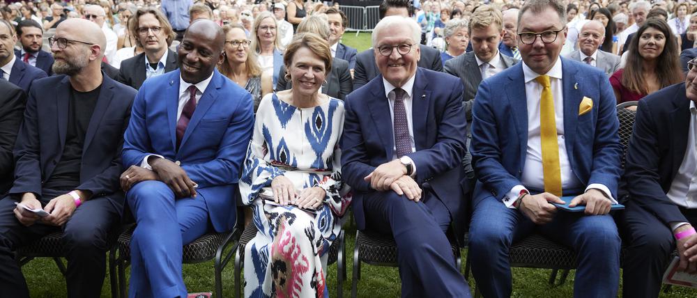 Kultursenator Joe Chialo, Elke Büdenbender und Bundespräsident Frank-Walter Steinmeier gehörten mit dem ukrainischen Botschafter Oleksij Makejew zu den Ehrengästen im Park von Schloss Schönhausen. 