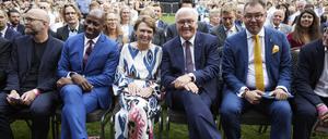 Kultursenator Joe Chialo, Elke Büdenbender und Bundespräsident Frank-Walter Steinmeier gehörten mit dem ukrainischen Botschafter Oleksij Makejew zu den Ehrengästen im Park von Schloss Schönhausen. 