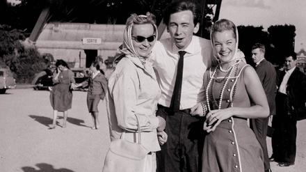 Joe Hembus mit Romy Schneider und einer Produktionsassistentin (re.) anlässlich einer Pressekonferenz zum Film „Christine“ 1958 in Paris.