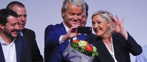 Die Vorsitzende des französischen Front National, Marine Le Pen, und der Vorsitzende der niederländischen Partei für die Freiheit (PVV), Geert Wilders, machen ein Selfie während eines Treffens der europäischen Rechtsextremisten in Koblenz 2017.