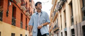 Der moderne Mann tritt lieber lässig auf: offenes Hemd und Jeans statt Anzug und Krawatte. 