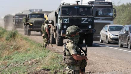 Russische Soldaten bewachen eine Straße in der Region Saporischschja, auf der sich ein russischer Militärkonvoi bewegt (Symbolbild).