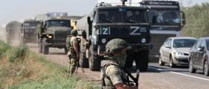 Russische Soldaten bewachen eine Straße in der Region Saporischschja, auf der sich ein russischer Militärkonvoi bewegt (Symbolbild).