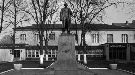 Haus der Offiziere in Potsdam mit Leninstatue nach Entwürfen des russischen Bildhauers Nikolai Tomsk im März 1990. Foto: Walter Wawra