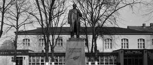 Haus der Offiziere in Potsdam mit Leninstatue nach Entwürfen des russischen Bildhauers Nikolai Tomsk im März 1990. Foto: Walter Wawra